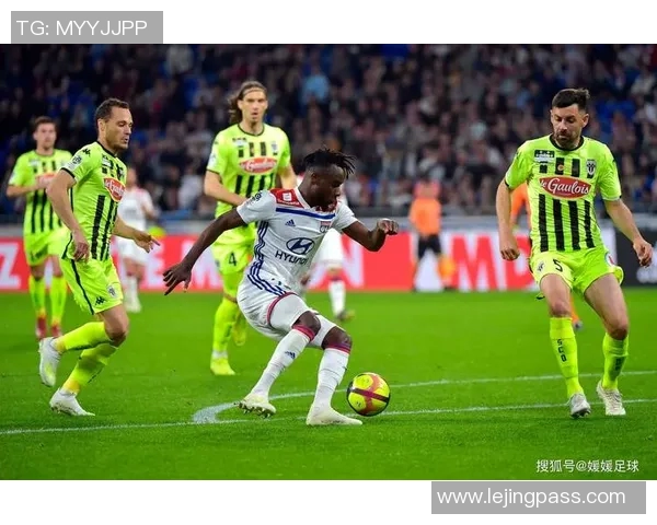 足总杯惊现冷门波尔图与里昂激战成平局引发全场热议