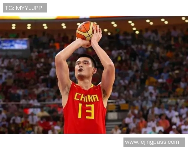 姚明反手进球瞬间展现篮球巨星风范与技术魅力的完美结合