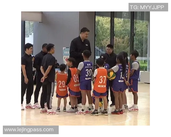 姚明小学时的篮球梦想与成长历程揭秘