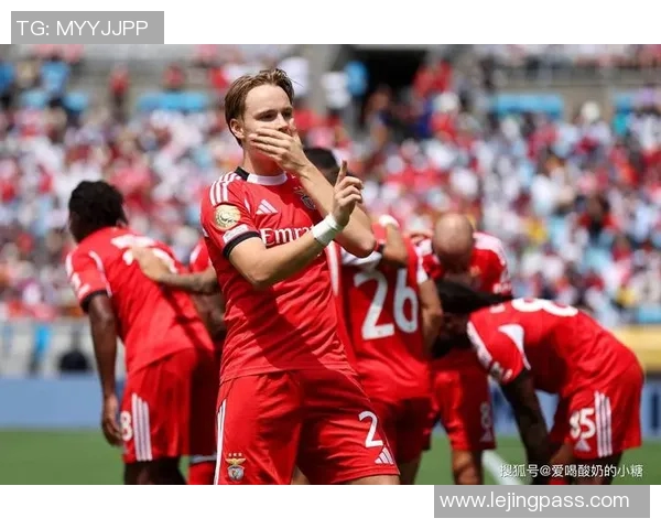 意甲精彩对决AC米兰4-0热刺帽子戏法引爆全场战术解析