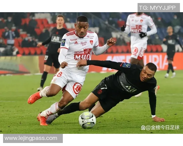 英超焦点战巴黎圣日耳曼与利物浦互交白卷全场气氛火爆解析